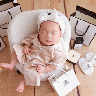 新生儿满月百天儿童拍照摄影慵懒风睡衣丝巾拖鞋 发箍香水主题道具