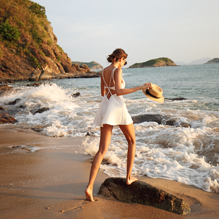 三亚绝美海边度假连衣裙女夏露背小个子海岛穿搭泰国普吉岛沙滩裙
