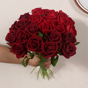 手札12头大红色仿真玫瑰花束深红色结婚领证手捧绢花拍照道具假花
