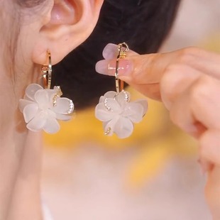 气质超仙白色花朵耳环女时尚 小众设计感耳圈甜美百搭银针耳饰 个性