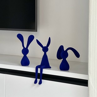 克莱因蓝色坐姿兔子摆件客厅酒柜电视柜轻奢高档入户玄关软装 饰品