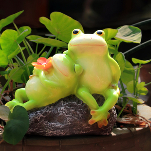 原创可爱情侣小青蛙花园流水装 饰摆件庭院假山造景树脂工艺品摆设